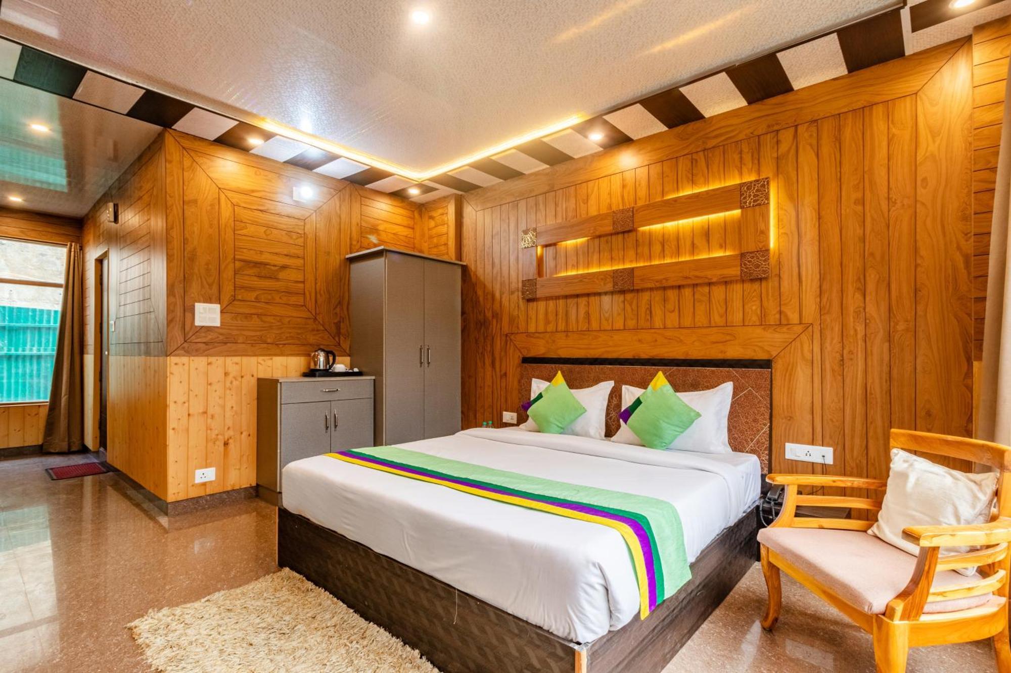 Treebo Srishti Vaikunth With Mountain View Hotell Shimla Exteriör bild