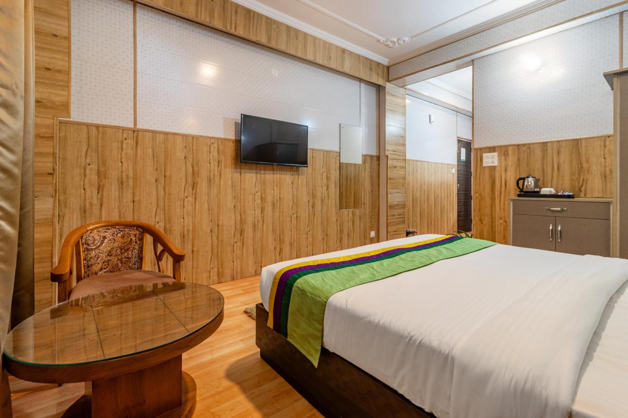 Treebo Srishti Vaikunth With Mountain View Hotell Shimla Exteriör bild