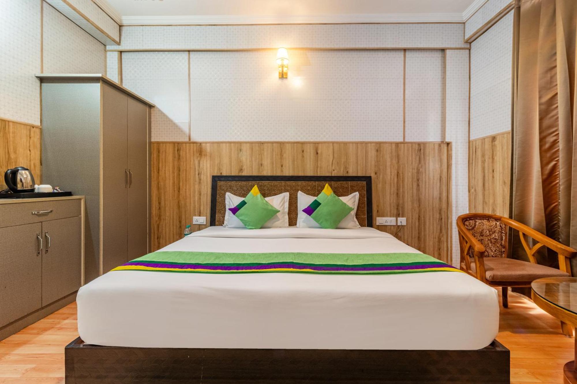 Treebo Srishti Vaikunth With Mountain View Hotell Shimla Exteriör bild